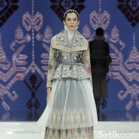 Fashion show rancangan Danny Satriadi yang mengangkat kain tenun Lombok, bertajuk Lestari di Jakarta Fashion & Food Festival 2018, Hotel Harris, Kelapa Gading, Jakarta, Selasa [24/4/2018]. Foto: Mohamamd Abduh/Wolipop