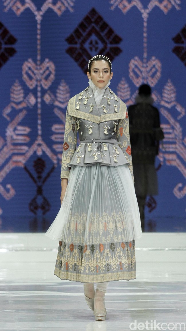 Fashion show rancangan Danny Satriadi yang mengangkat kain tenun Lombok, bertajuk Lestari di Jakarta Fashion & Food Festival 2018, Hotel Harris, Kelapa Gading, Jakarta, Selasa [24/4/2018]. Foto: Mohamamd Abduh/Wolipop