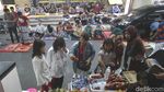 Suasana Salat Jumat di Lorong Pasar Tanah Abang