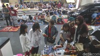 Area salat hingga sampai di pelataran halaman depan Blok B Pasar Tanah Abang.