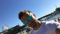 Del Piero juga suka bersantai di pantai. Saat di Santa Monica, California lagi-lagi dia narsis berselfie (Instagram/alessandrodelpiero)