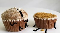 Waduh, muffin sebelah kiri kaget melihat temannya dipotong dan akan dimakan oleh manusia. Kira-kira begini kali ya ekspresi mereka kalau mereka benda hidup. Foto: Instagram @sean_charmatz