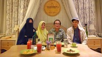 4. Makan bersama mertua, Muzammil terlihat kompak sambil menikmati beragam sajian pasta yang enak. Foto: Instagram @soniaristanti
