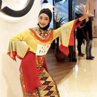Wanita berusia 20 tahun ini tampil mengenakan busana khas Betawi. Mahasiswi Pendidikan PPKn ini siap menampilkan tari betawi kontemporer di hadapan pra juri. Foto: Silmia Putri/Wolipop