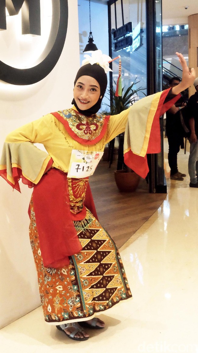 Wanita berusia 20 tahun ini tampil mengenakan busana khas Betawi. Mahasiswi Pendidikan PPKn ini siap menampilkan tari betawi kontemporer di hadapan pra juri. Foto: Silmia Putri/Wolipop