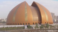 Akulturasi budaya China dan Islam di Jalur Sutra menghasilkan tarian, busana dan cerita yang mengagumkan. Turis bisa menontonnya di Xinjiang Grand Theatre, Kota Changji, China (Fitraya/detikTravel)  