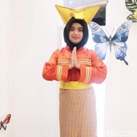 Meski berasal dari Depok, Fahira siap menampilkan bakat menari tradisional khas Padang. Ia pun tampil memakai busana tradisional Sumatera Barat seperti kain songket dan tingkuluak atau penutup kepala yang menyerupai kerbau Foto: Silmia Putri/Wolipop