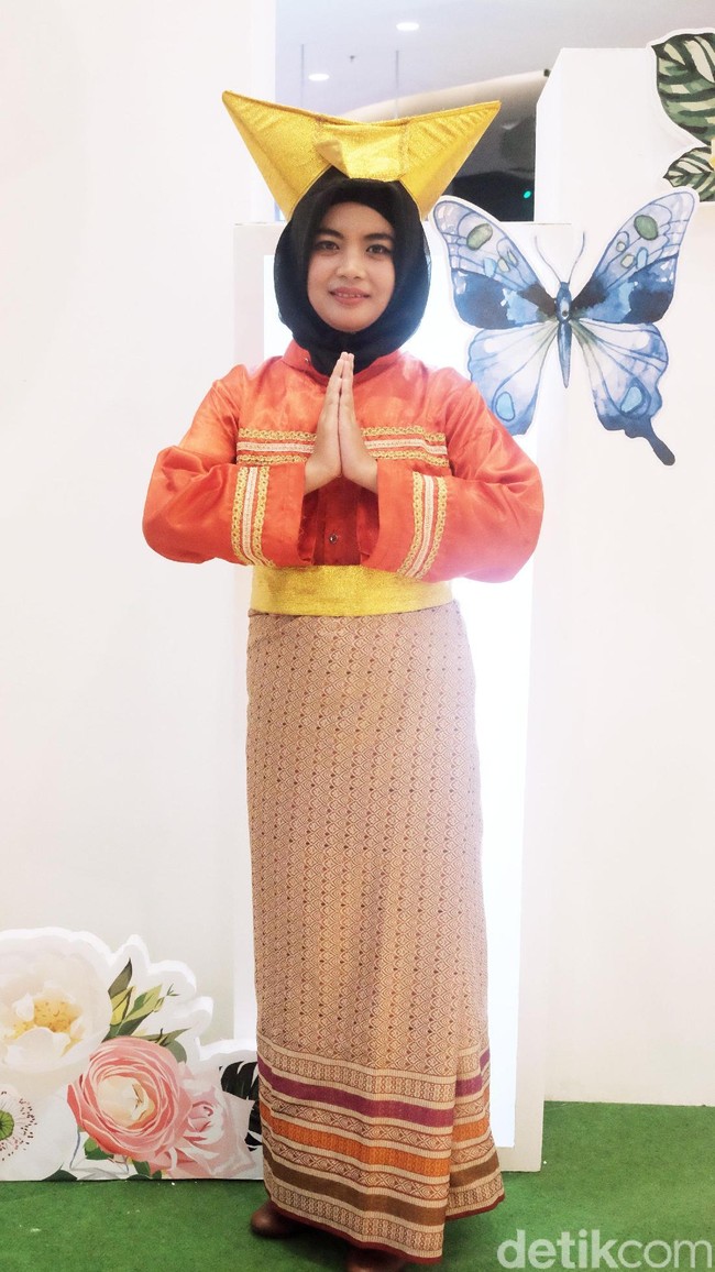 Meski berasal dari Depok, Fahira siap menampilkan bakat menari tradisional khas Padang. Ia pun tampil memakai busana tradisional Sumatera Barat seperti kain songket dan tingkuluak atau penutup kepala yang menyerupai kerbau Foto: Silmia Putri/Wolipop