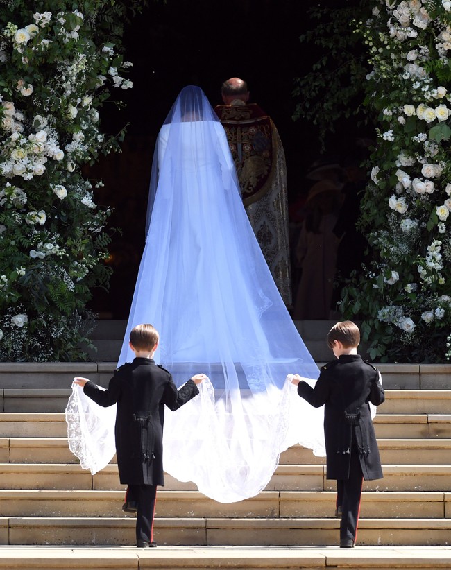 Veil yang dikenakan Meghan terbuat dari tulle dengan hiasan emblem bunga. Veil dibuat secara handmade, dengan panjang mencapai lima meter. Foto: Reuters