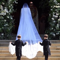 Veil yang dikenakan Meghan terbuat dari tulle dengan hiasan emblem bunga. Veil dibuat secara handmade, dengan panjang mencapai lima meter. Foto: Reuters