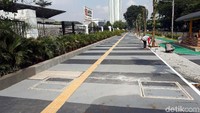 Beberapa orang pekerja sedang mengecat jalur dipinggir pedestrian dikawasan Gelora Bung Karno (GBK) Senayan, Jakarta terus dikebut.
