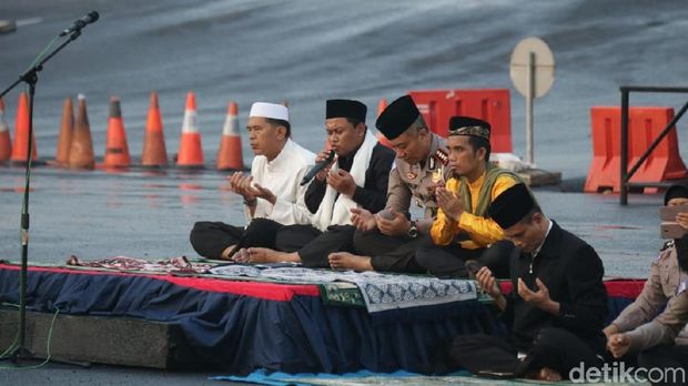Suasana zikir dan doa bersama.