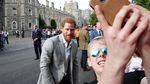 Semringahnya Pangeran Harry Sapa Warga Jelang Royal Wedding