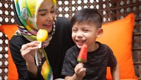 Bersama buah hatinya, Dafa, Soraya asyik menikmati es krim. Sluuurp! Foto: instagram @sorayalarasat1