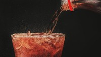 Ini sebenarnya mudah tapi pada praktiknya sering kali banyak godaan. Mulai sekarang, ayo tahan dirimu untuk mengurangi konsumsi minuman manis semisal soda. Kurangi secara bertahap saja, ketika rasa ingin minum minuman manis datang segera ganti dengan segelas air putih. Foto: iStock