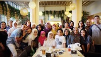Makan siang bareng keluarga besar. Hayo habis makan apa? Mukanya ceria banget karena sudah kenyang ya? Foto: instagram @sorayalarasat1