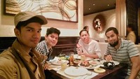 8. Bersama dengan para sahabat dan Teuku Wisnu, Muzammil pun sharing ilmu sekaligus bersilaturahmi. Foto: Instagram @muzammilhb