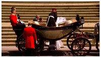Setelah keduanya mengucapkan janji, Pangeran William tampak memberikan cincin pernikahan kepada uskup. Pangeran Harry pun memasangkan cincin di tangan Meghan Markle sambil mengucapkan sumpah setia, begitu pun sebaliknya. Foto: Pool (Youtube)