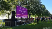Warga tampak ramai berkumpul di Long Walk, Windsor, Inggris, Sabtu (19/5/2018). Foto: Indah Mutiara Kami/detikcom