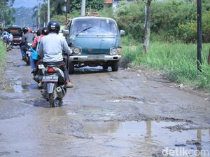 Warga Keluhkan Kerusakan Jalan Penghubung Baleendah-Pameungpeuk