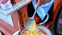 Ini dia sop buah yang spesial dari Surabaya. Sop buah lodeh! Rasanya tidak hanya manis, tapi juga gurih karena pemakaian santan. Foto: Instagram surabayafoodies Foto: Instagram