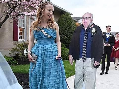 Tak Punya Pacar, Wanita Ini Bawa Papan Karakter Pria Tua di Pesta Dansa