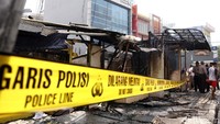 Ketua RT 02/05 Toni mengatakan, api berasal dari kompor gas di area dapur rumah makan padang tersebut. Awalnya asap muncul sekitar pukul 08.30 WIB, namun kemudian sekitar pukul 09.30 WIB api makin membesar dan membakar 6 bangunan kios di sekitarnya.