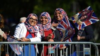 Salah satu keluarga muslim juga tampak hadir meski tengah berpuasa. Oli SCARFF/Pool via REUTERS