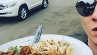 Pagi-pagi jadi ajang Bertrand untuk jalan-jalan, sekaligus mencari tukang bubur. Sepertinya bubur jadi menu sarapan kegemaran aktor blasteran ini. Foto: Instagram @bertrand1407