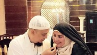 So sweet! Arifin Ilham terlihat sedang menyuapi ropi kepada istri pertamanya bernama Wahyuniati Al-Waly. Keduanya terlihat sangat mesra, ya. Foto: Istimewa