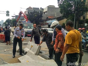 Damkar Telat Datang dan Umur Pendek Beton Perekayasa Lalin Mampang