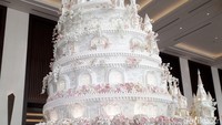 Begini nih penampakan dummy cake dari belakang. Benar-benar cantik ya? Foto: dok. detikFood