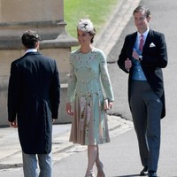 Pippa memasangkan gaun floral hijau dengan headpiece beraksen korsase dan sepatu serta clutch warna nude dari Jimmy Choo. Foto: Getty Images