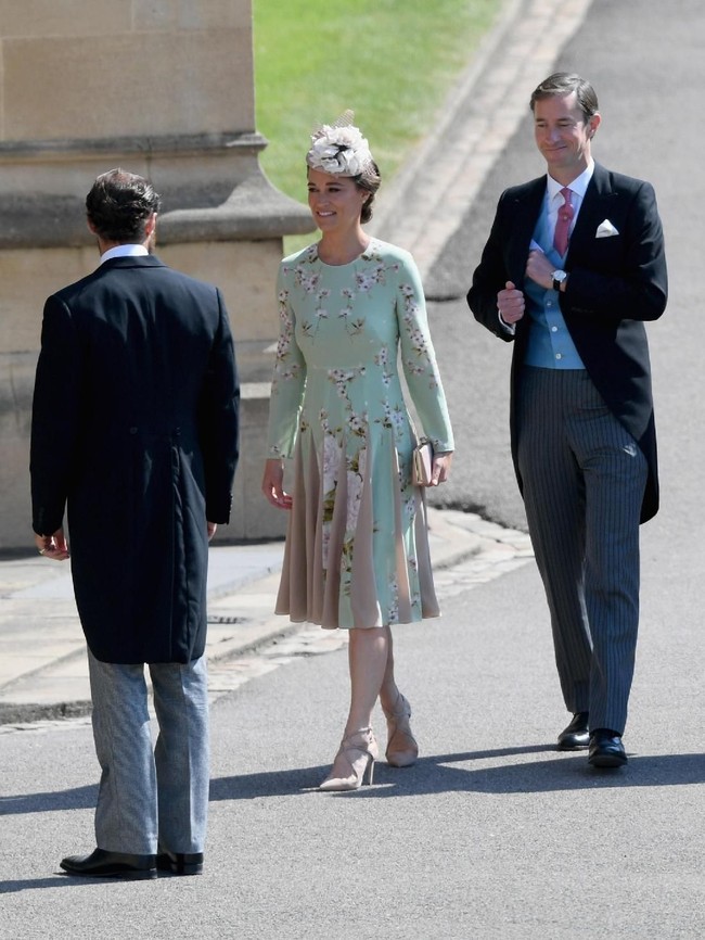 Pippa memasangkan gaun floral hijau dengan headpiece beraksen korsase dan sepatu serta clutch warna nude dari Jimmy Choo. Foto: Getty Images