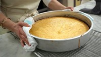 Kue ini cukup unik dan spesial. karena terbuat dari sponge cake yang memiliki rasa asam segar dari Lemon Curd dan buttercream yang manis. Foto: Istimewa/Getty Images