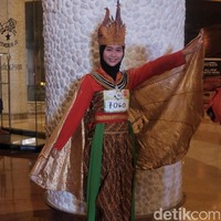 Khana yang berdarah Betawi-Sunda menampilkan tarian merak. Ia tampil dengan adat Sunda memakai mahkota merak. Meski kini ia bekerja di sebuah perusahaan engineering, ia tetap mengembangkan bakat menarinya yang ia sukai sejak kecil.  Foto: Silmia Putri/Wolipop