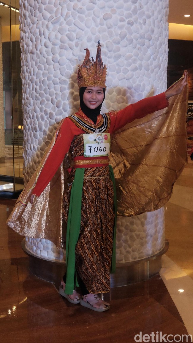 Khana yang berdarah Betawi-Sunda menampilkan tarian merak. Ia tampil dengan adat Sunda memakai mahkota merak. Meski kini ia bekerja di sebuah perusahaan engineering, ia tetap mengembangkan bakat menarinya yang ia sukai sejak kecil.  Foto: Silmia Putri/Wolipop