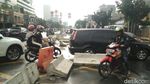 Semrawutnya Beton Rekayasa Lalin di Mampang yang Dibongkar Warga