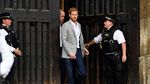 Semringahnya Pangeran Harry Sapa Warga Jelang Royal Wedding