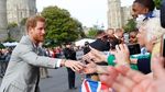 Semringahnya Pangeran Harry Sapa Warga Jelang Royal Wedding
