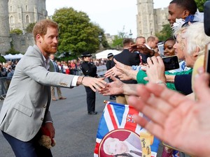 Histeris! Pangeran Harry Sempatkan Diri Sapa Fans Sebelum Nikah