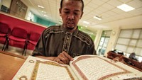 Seorang pengurus Jakarta Islamic Centre tengah membaca alquran itu.