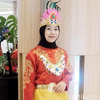 Berawal dari kelihaiannya bermain tongkat saat menjadi mayoret, Novi menemukan passion-nya dalam menari. Ia siap menampilkan Tari Tongkat Memiket hasil ciptaannya sendiri. Tari tersebut merupakan tari kontemporer perpaduan tari modern dengan adat Aceh. Foto: Silmia Putri/Wolipop