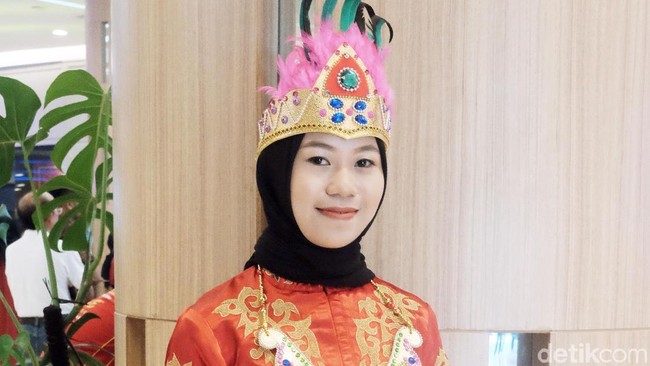 Berawal dari kelihaiannya bermain tongkat saat menjadi mayoret, Novi menemukan passion-nya dalam menari. Ia siap menampilkan Tari Tongkat Memiket hasil ciptaannya sendiri. Tari tersebut merupakan tari kontemporer perpaduan tari modern dengan adat Aceh. Foto: Silmia Putri/Wolipop