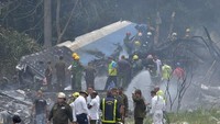 Penampakan puing pesawat yang jatuh di Havana.