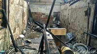 Rumah makan Padang yang terbakar ini berlokasi di Jalan Kemang Utara 9, Duren Tiga, Jakarta Selatan. Pantauan detikcom pukul 10.30 WIB, Sabtu (19/5/2018) api sudah berhasil dikuasai petugas pemadam kebakaran. Foto: Carlo Venansius Homba/detikcom