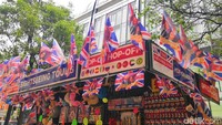 Turun dari kereta di Stasiun Windsor & Eton, sudah ada tokoh suvenir yang menjual aneka pernak-pernik royal wedding. Beberapa di antaranya bukan hanya menampilkan foto Harry-Meghan, melainkan juga tulisan tanggal dan lokasi pernikahan. Foto: Indah Mutiara Kami/detikcom