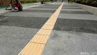 Jalur pedestrian ini juga dilengkapi dengan guiding block atau jalan pemandu yang merupakan fasilitas bagi penyandang disabilitas, khususnya tunanetra.