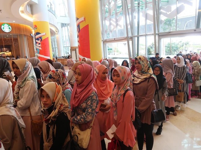 Meski registrasi audisi Sunsilk Hijab Hunt baru dibuka pukul 10 pagi, namun antusiasme peserta sudah mulai terasa. Ketika Kuningan City Mall baru dibuka pukul 9 pagi, ratusan hijabers sudah antre untuk mengikuti audisi. Foto: Foto: Alissa Safiera/Wolipop