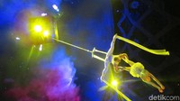 Pertunjukan semakin seru lagi dengan beberapa kali penampilan aerial dancing yang tergantung dengan 2 kain di udara (Fitraya/detikTravel)  